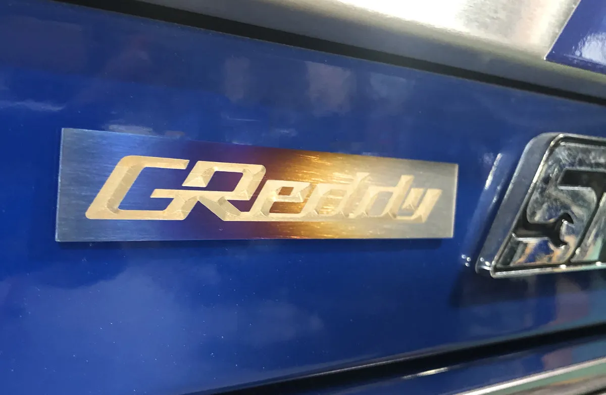 GREDDY TI PLENUM EMBLEM (105x20MM) - (18000201)